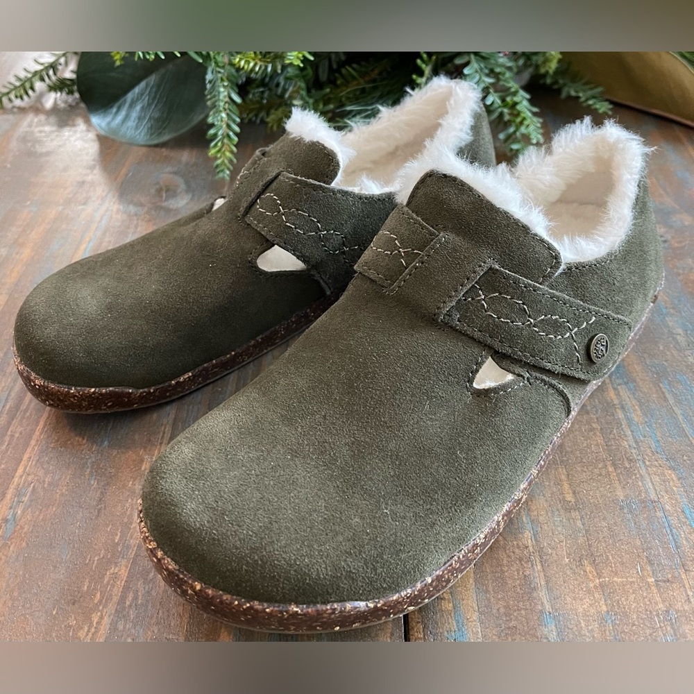 Earth Origins Aurora Jade slip-on size 7.5 in olive.
